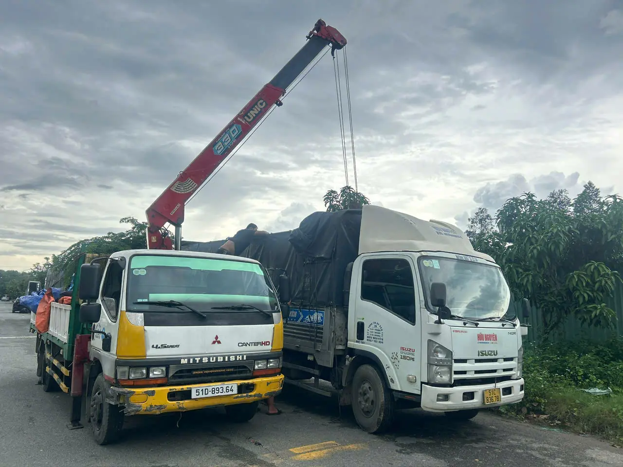 So s&aacute;nh xe cẩu 10 tấn Dongfeng v&agrave; Isuzu bền bỉ