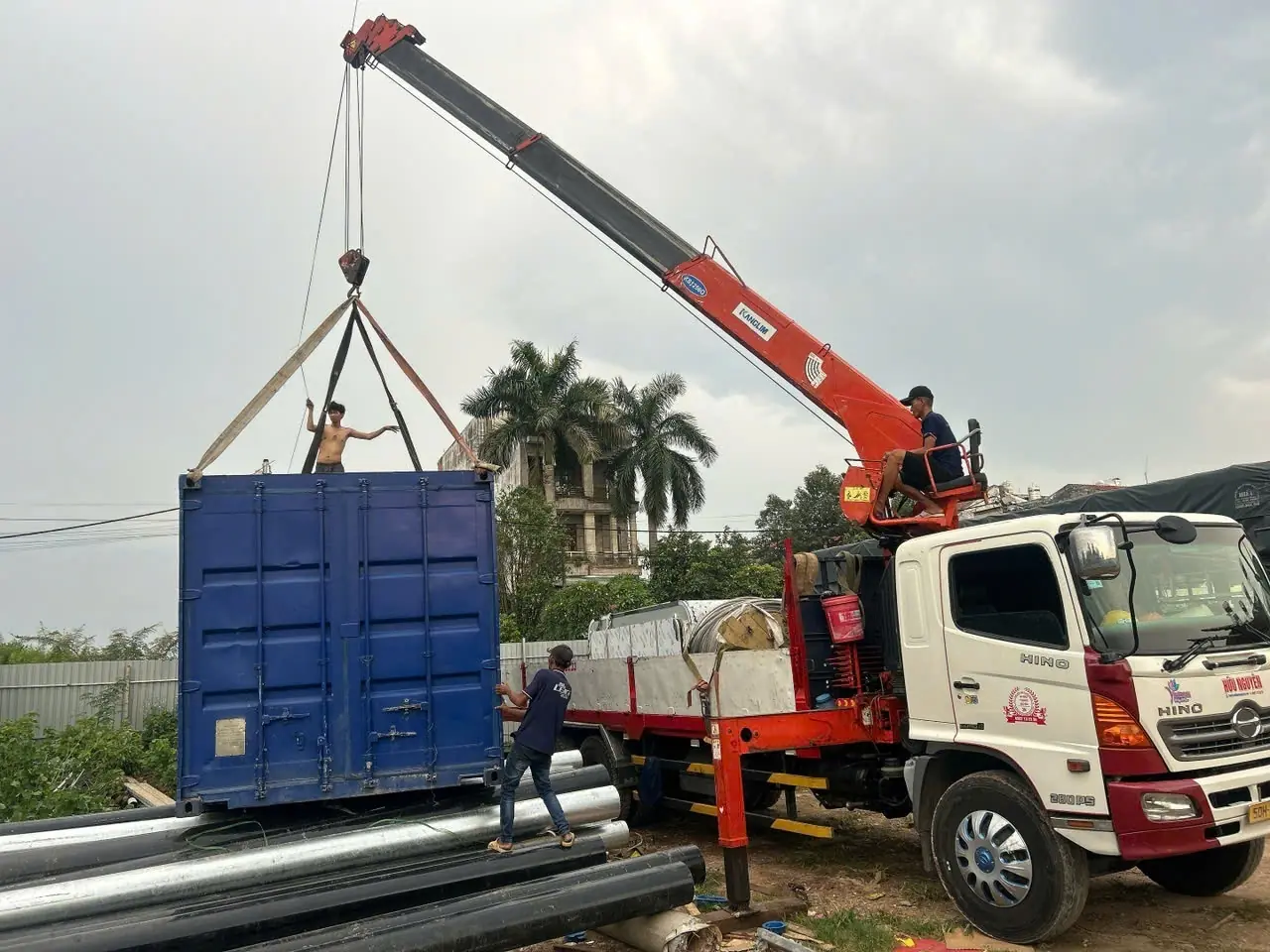 Xe cẩu 10 tấn n&acirc;ng h&agrave;ng thực tế