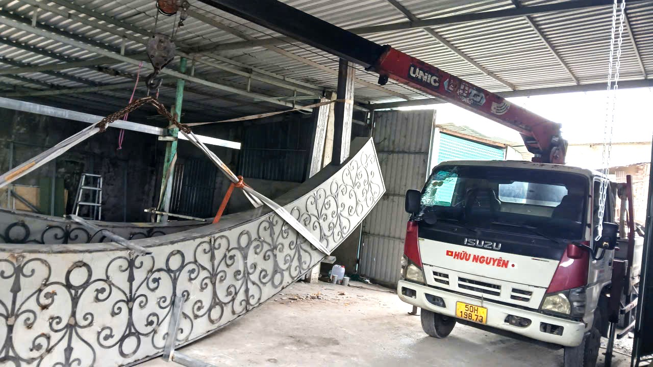 Triển khai vận hành thực tế xe cẩu 2.5 tấn