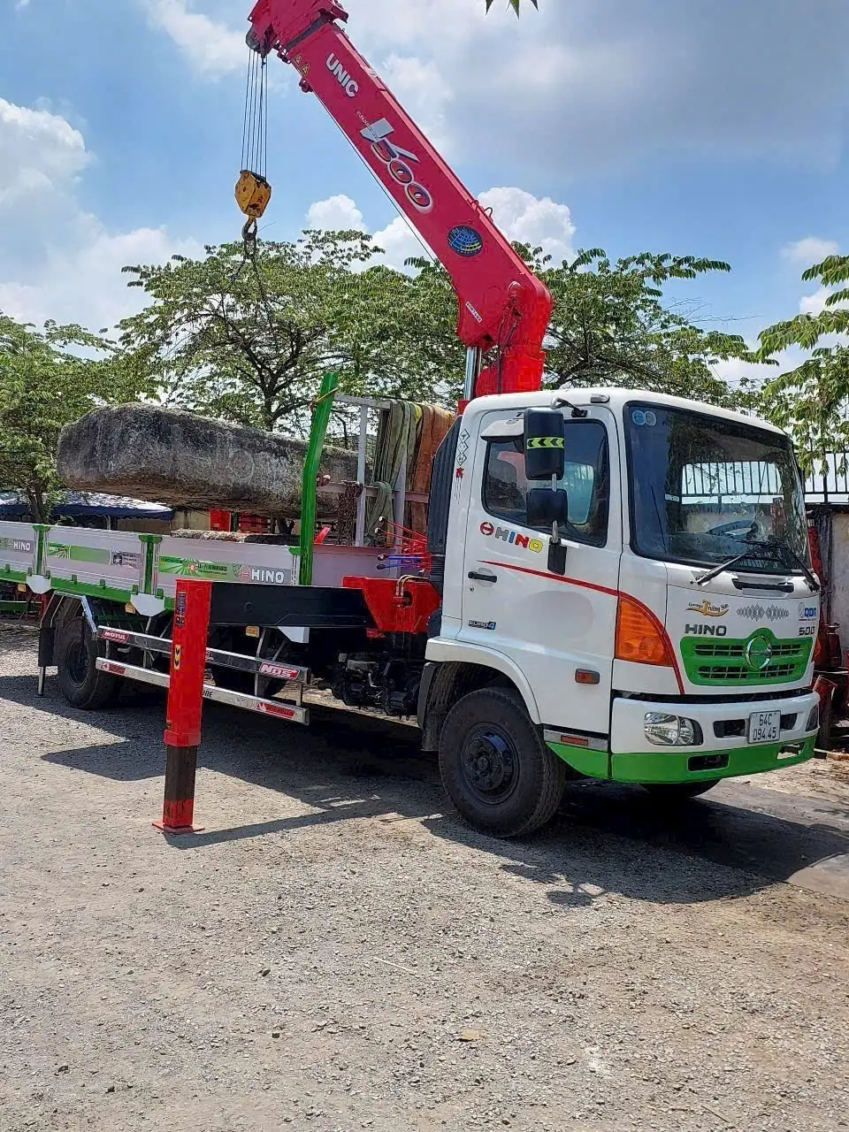 thu&ecirc; xe cẩu 5 tấn tự l&aacute;i