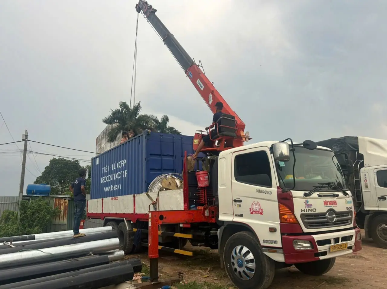 Cho thu&ecirc; xe cẩu 8 tấn 2 cầu