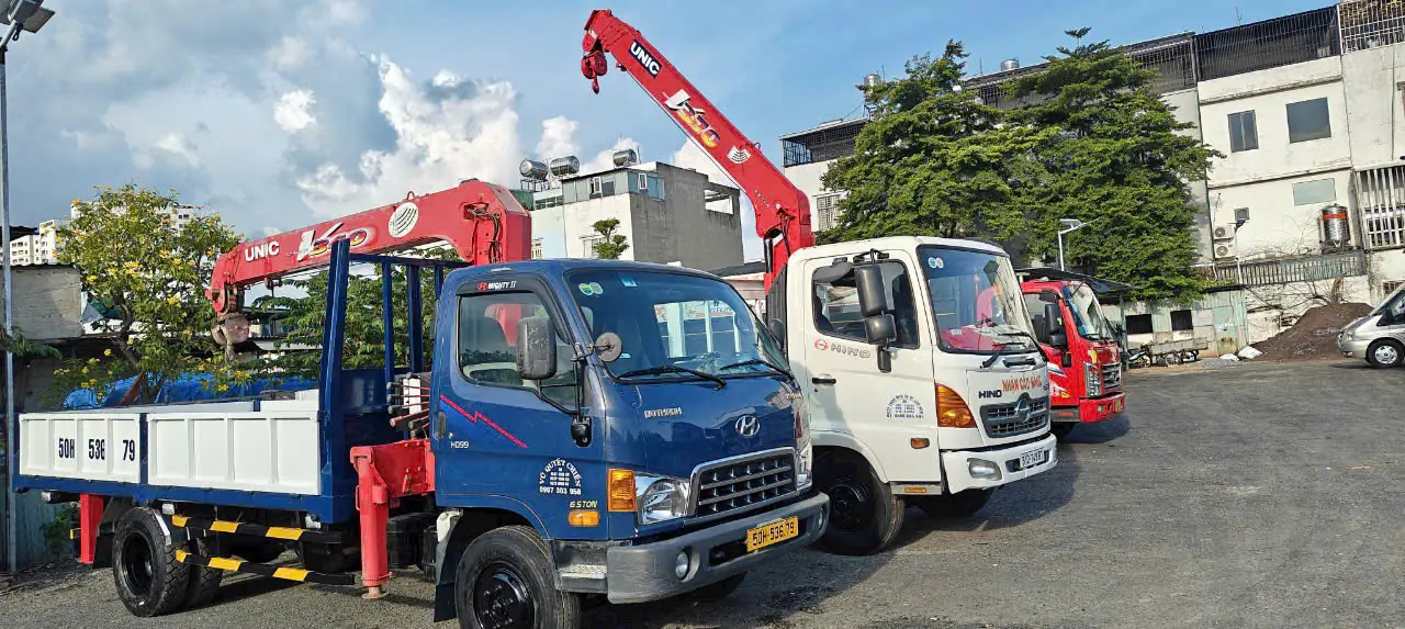 T&agrave;i xế vận h&agrave;nh xe cẩu 8 tấn chuy&ecirc;n nghiệp