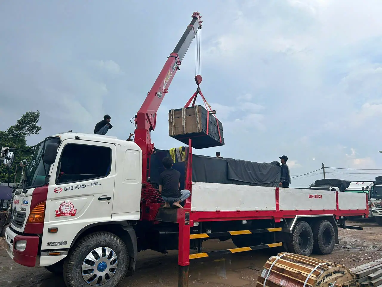 Thu&ecirc; xe cẩu 8 tấn 2 cầu thực tế